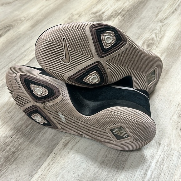 Nike Kyrie 3 Black Suede Quilted Embroidered Swoosh 852395-010 Collector Edition - Picture 8 of 9